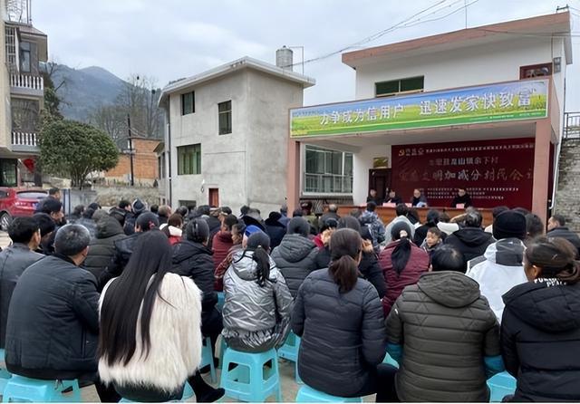 央巴村的新领导风采